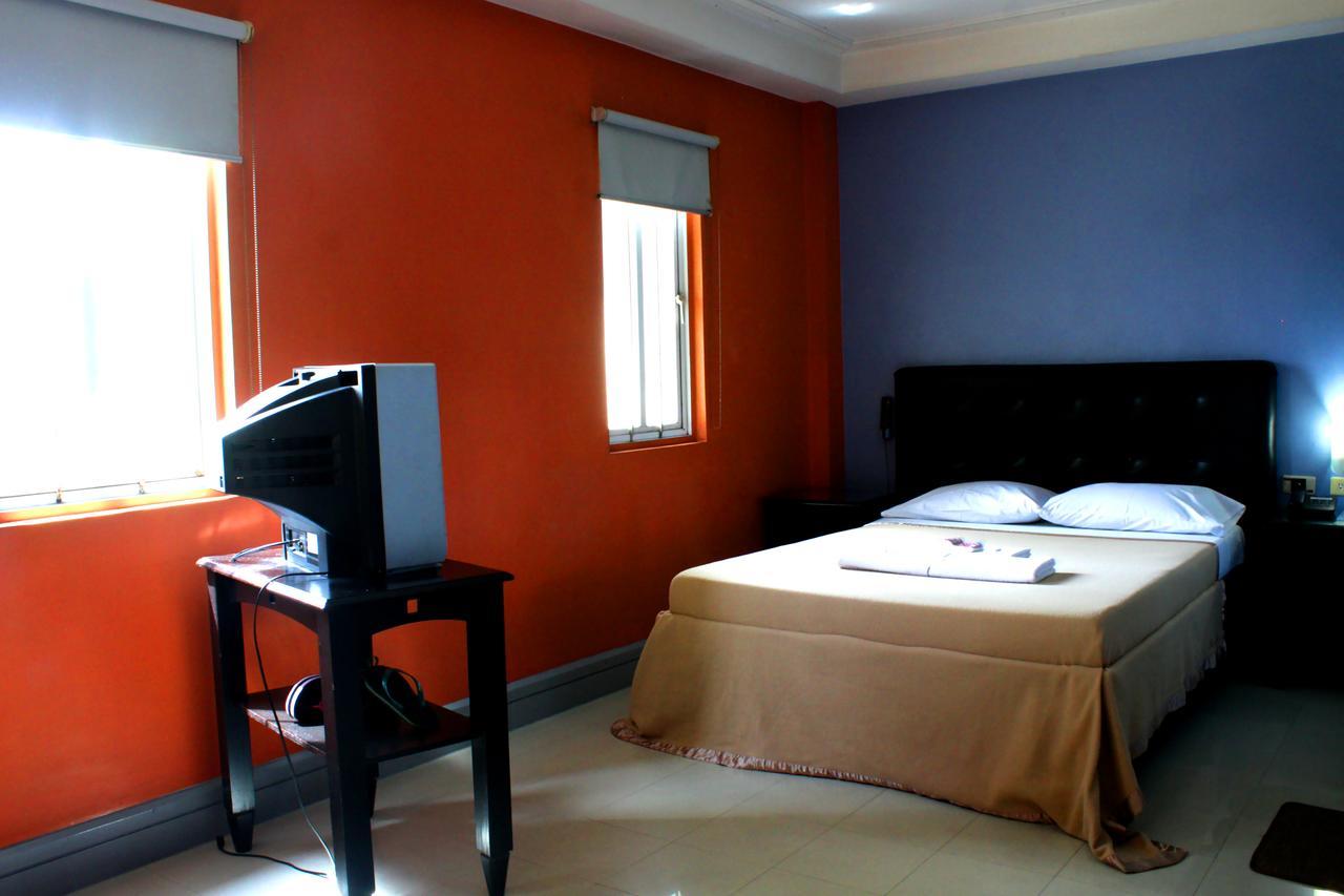 Jardin De Rosal Hotel Pasig City Экстерьер фото